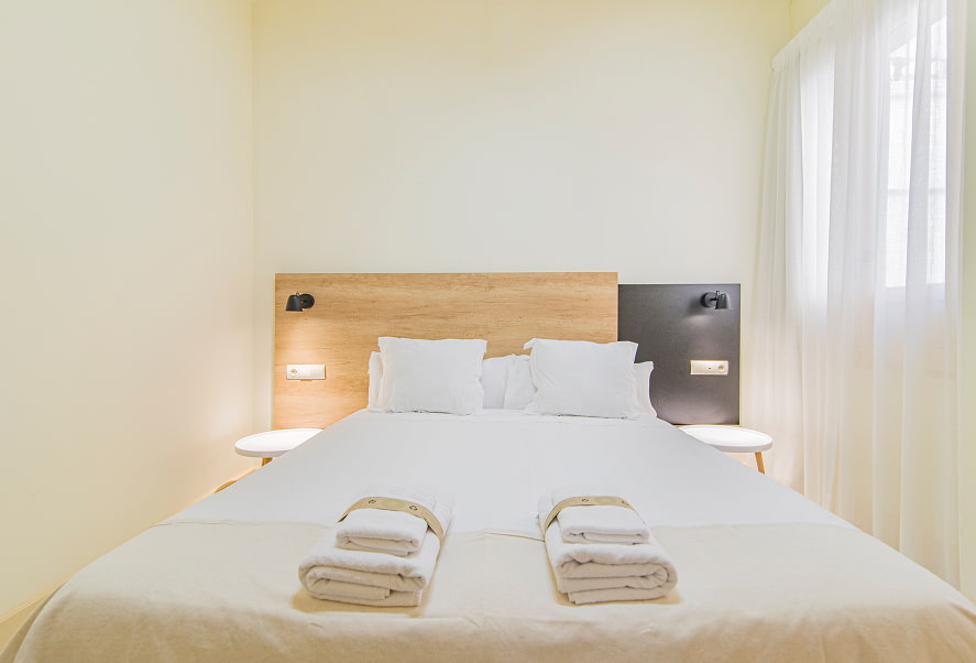 Habitación con cama King Size y cabecero de madera