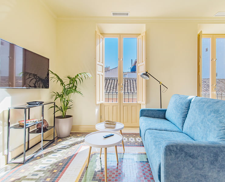 Salón comedor de diseño con TV de pantalla plana