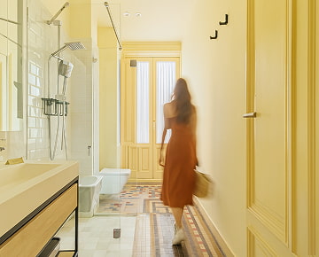 Mujer andando por el pasillo de uno de los apartamentos