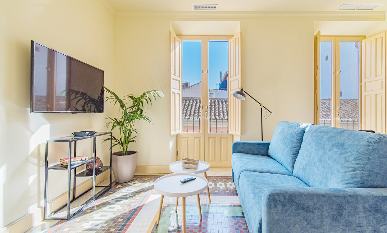 Salón comedor de diseño con TV de pantalla plana