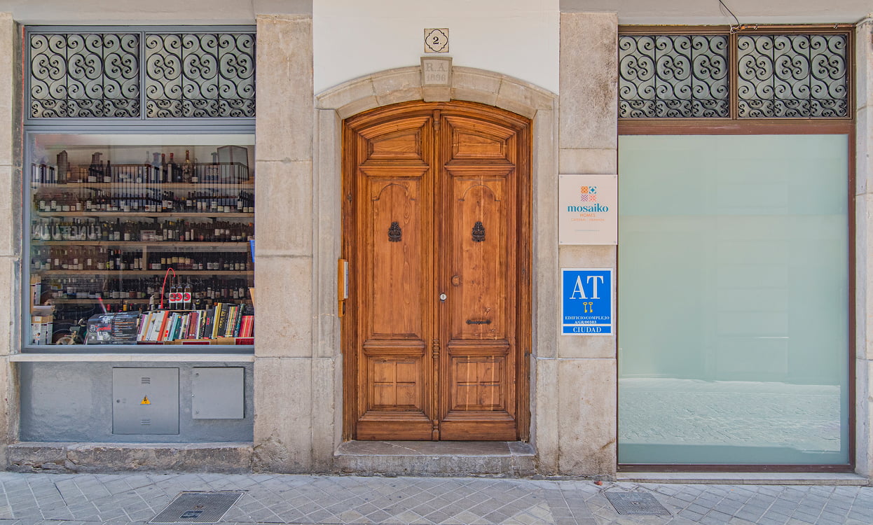Puerta de entrada al edificio de Mosaiko Homes Catedral Granada
