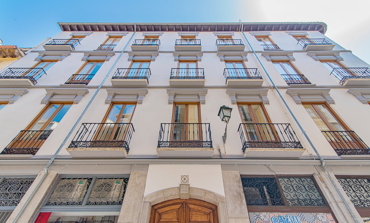 Contrapicado del edificio de Mosaiko Homes Catedral Granada