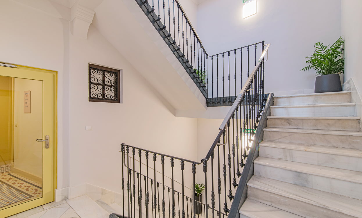 Bonitas escalares del interior del edificio 2