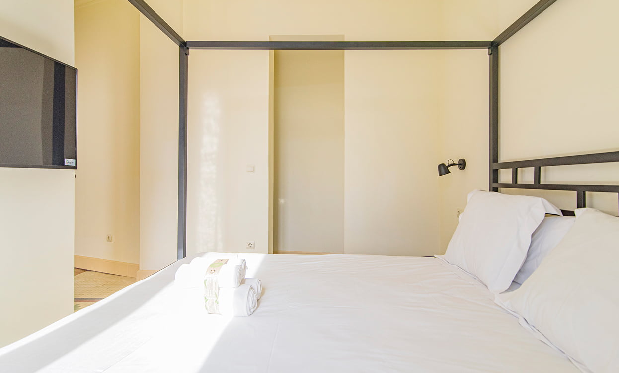 Cama con dosel y TV de pantalla plana