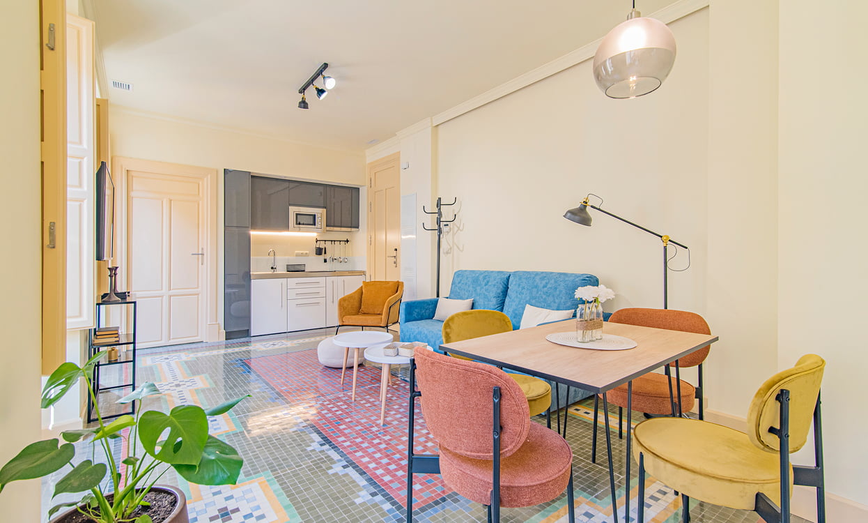 Apartamento con cocina vista y mobiliario de diseño