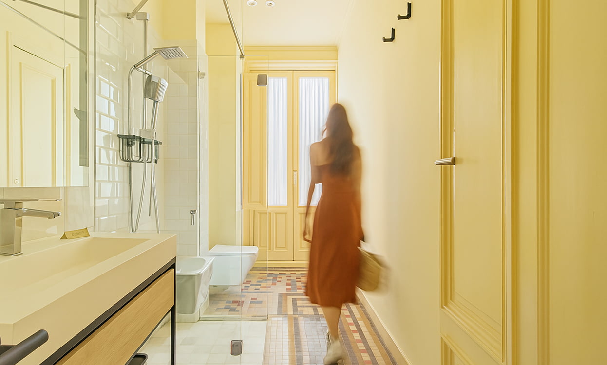 Mujer andando por el pasillo de uno de los apartamentos