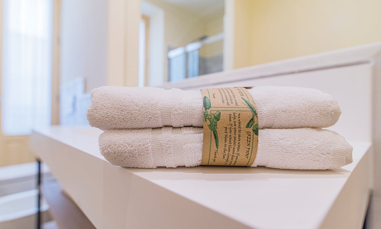 Zona de comedor con bonitos ventanales