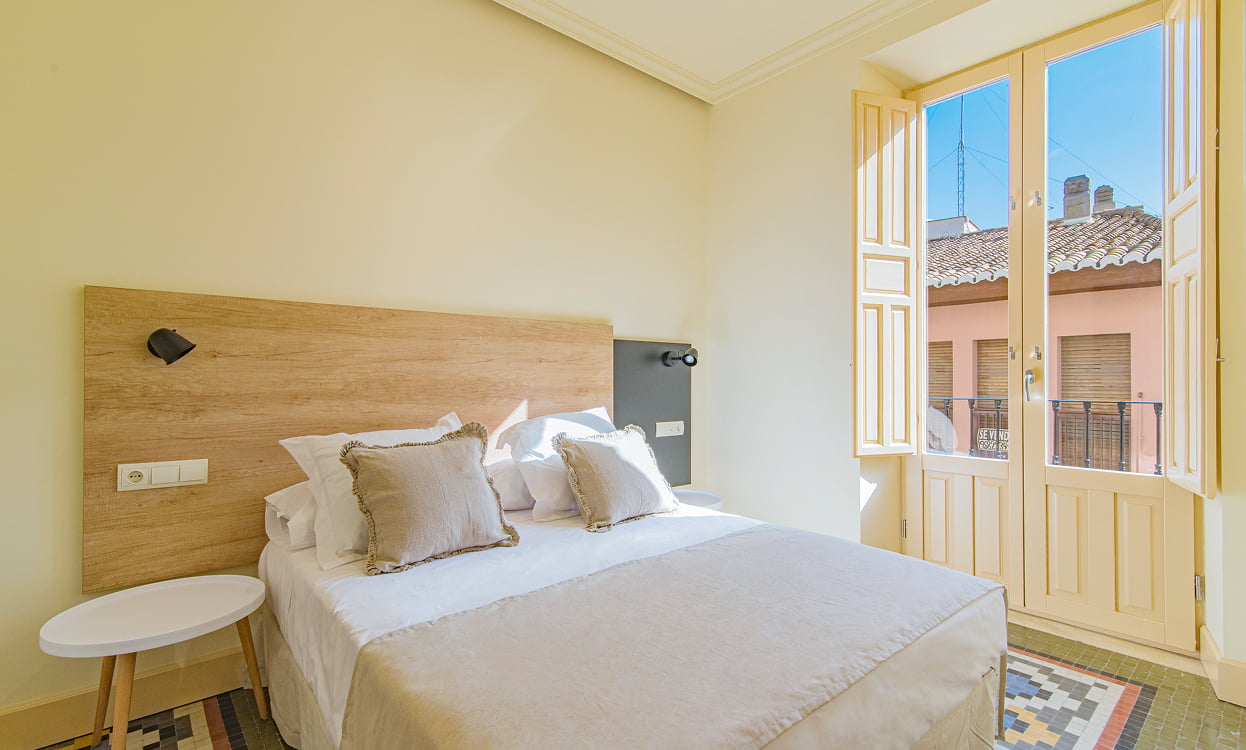 Habitación doble exterior con vistas a las calles de Granada