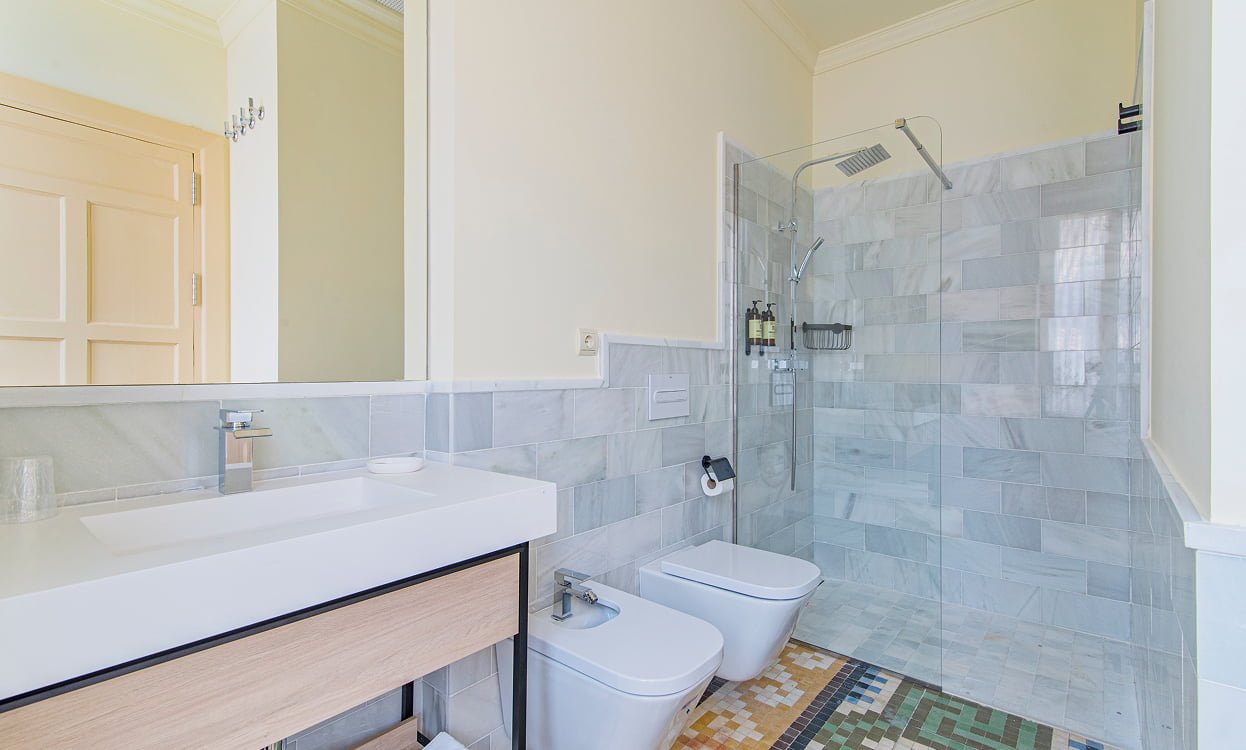 Baño completo con ducha y suelos de mosaico