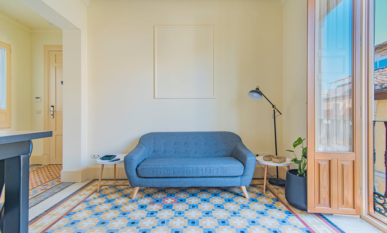 Moderno sofá de color azul junto a la ventana