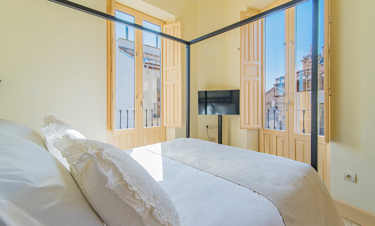 Cama con dosel y vistas a la ciudad de Granada