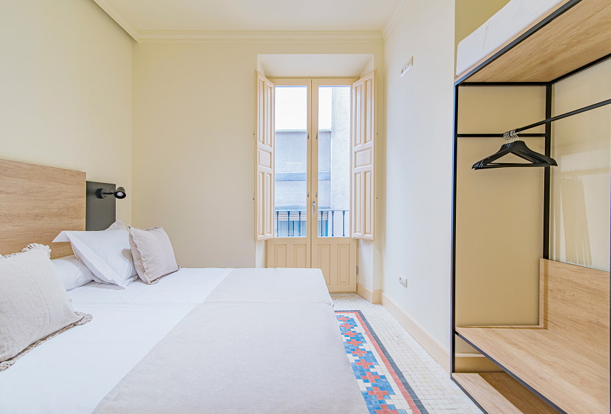 Vista lateral de la habitación, con armario abierto