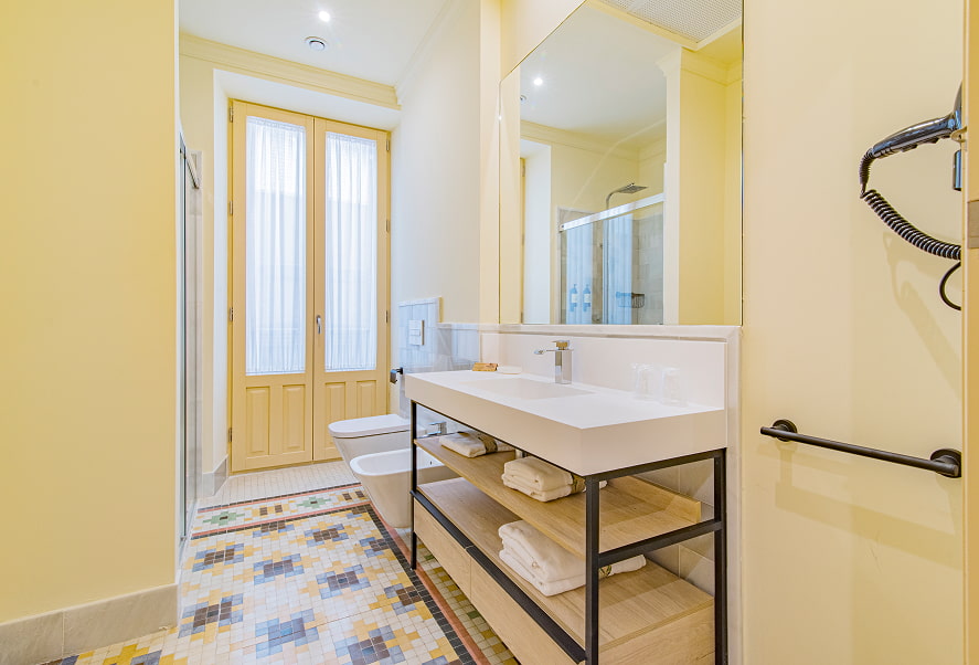 Baño completo con secador y amplia zona de lavabo