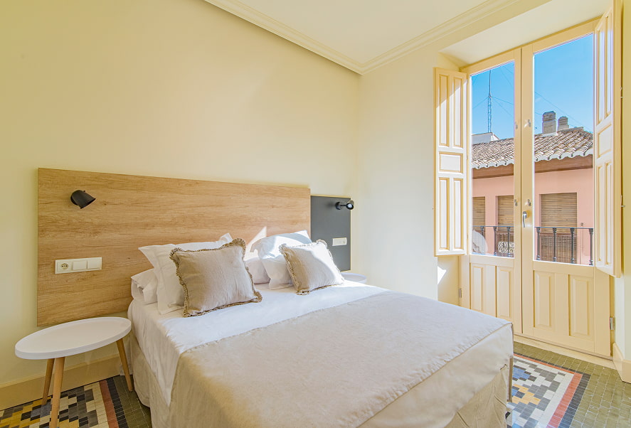 Habitación con cama doble y cabecero de madera