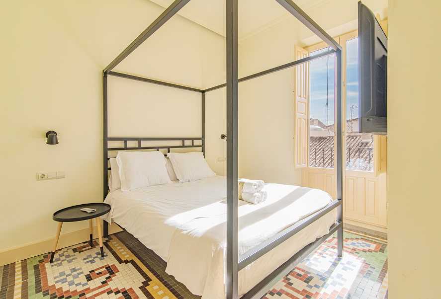 Dormitorio doble con dosel de la planta ático