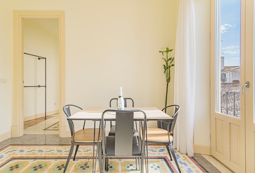 Mesa de comedor de madera y metal