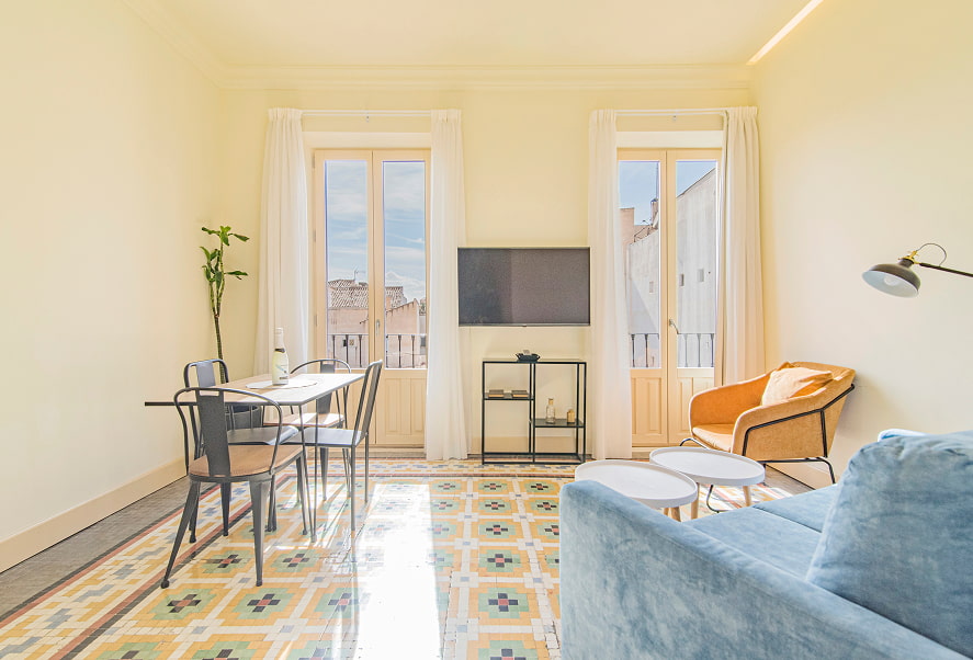 Zona de comedor con dos ventanales al fondo