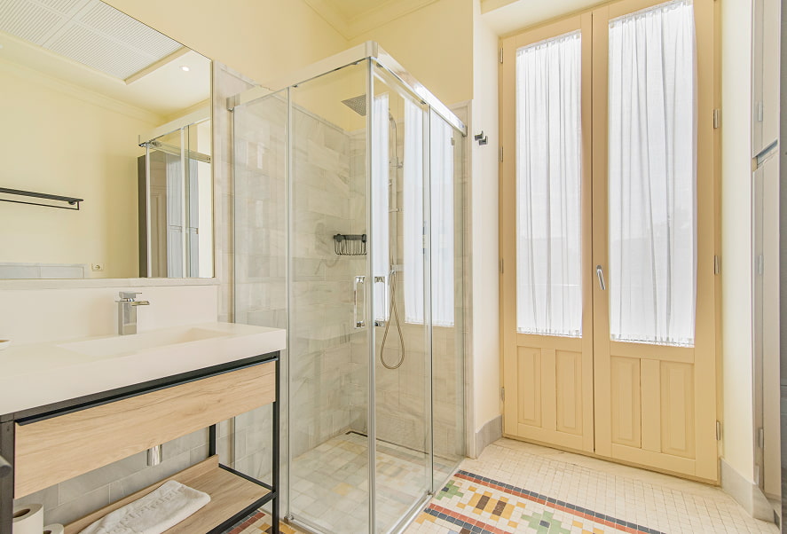 Baño exterior, luminoso con ducha