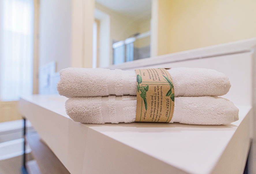 Pack de toallas sobre la encimera del baño