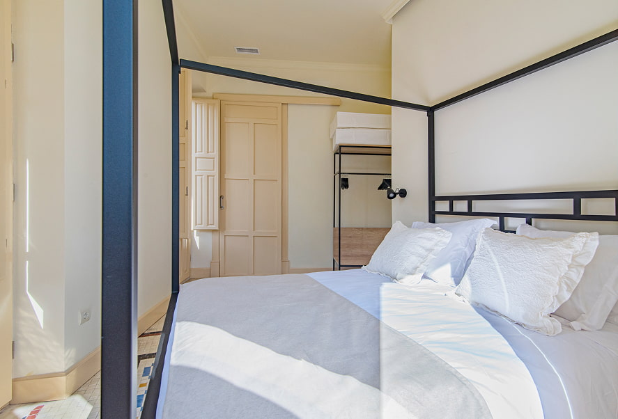 Habitación con cama doble con dosel