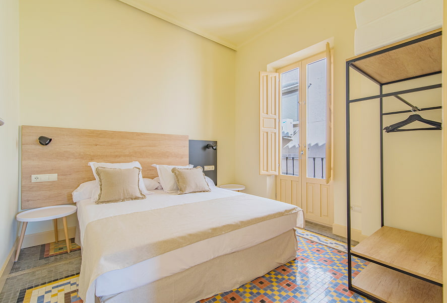 Habitación con cama King Size y cabecero de madera