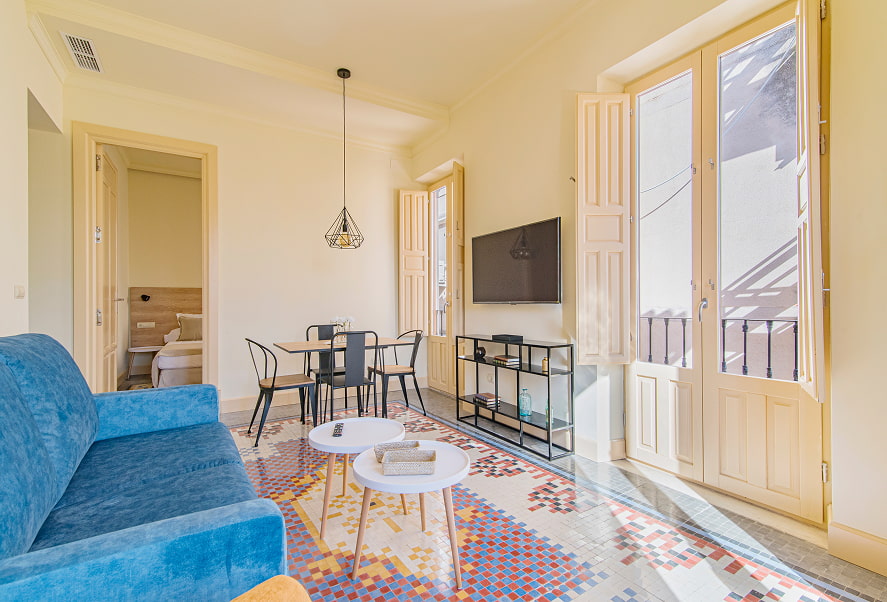 Zona de estar con muebles de diseño y suelos de mosaico