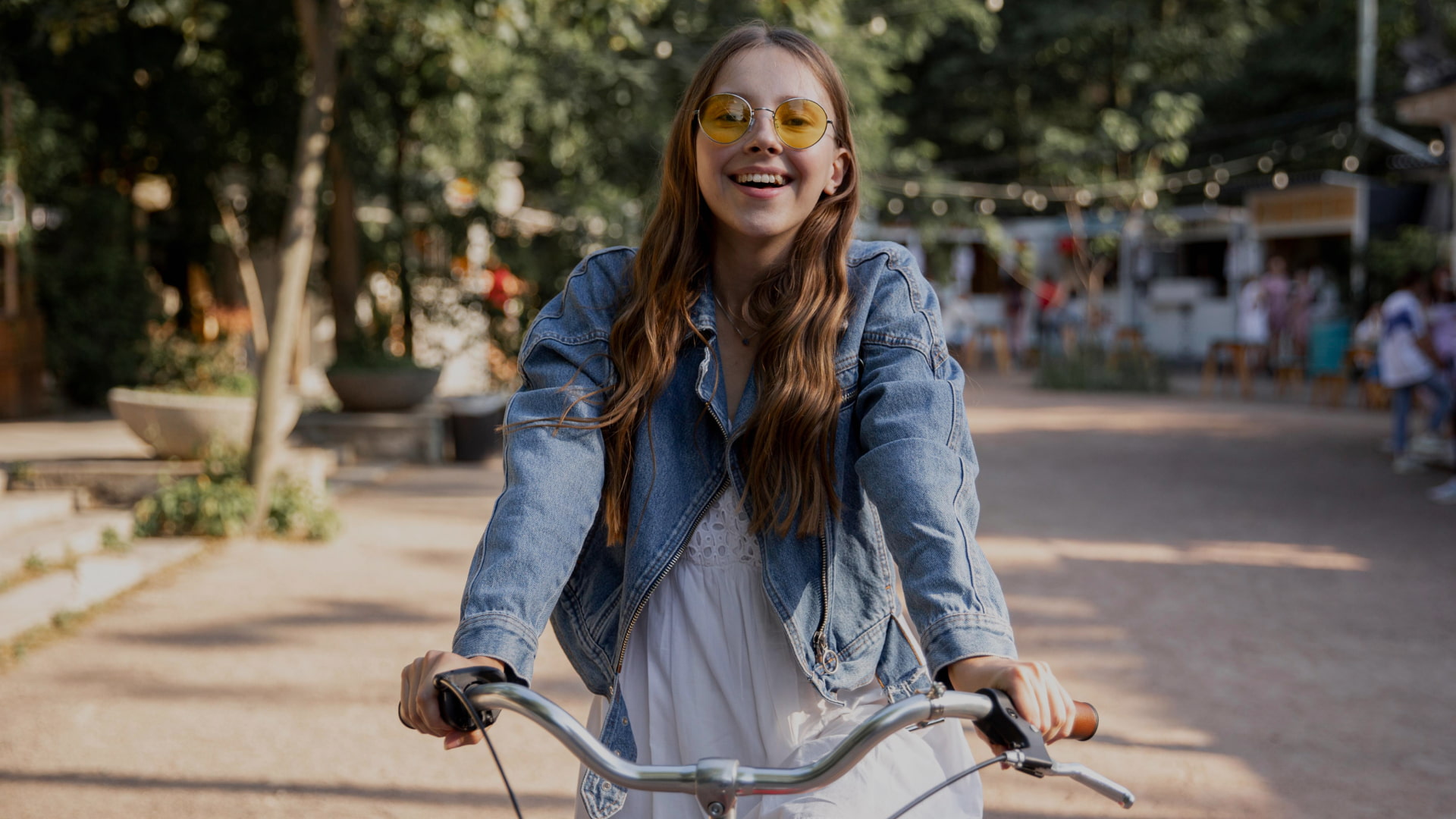 Joven feliz paseando en bicicleta