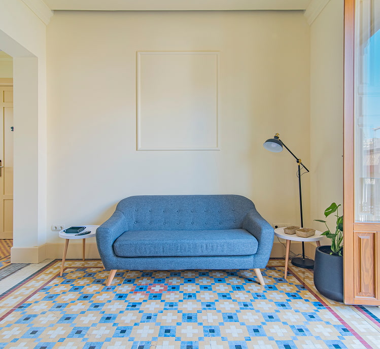 Mujer leyendo en la cama de uno de nuestros apartamentos en el Centro de Granada