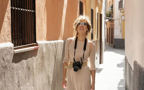 Mujer paseando por las calles del centro